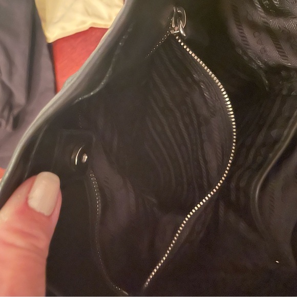 Prada Vitello Daino Soft Leather Black Hobo Handbag With Two Side Pockets - Picture 4 of 9